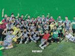 Pemain-Persebaya-Surabaya-berpose-usai-meraih-kemenangan-di-Liga-1-20232024.jpg