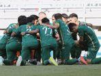 Pemain-Persebaya-Surabaya-saat-melingkar-sebelum-menghadapi-pertandingan-Liga-11-ss.jpg