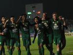 Pemain-Persebaya-Surabaya-saat-merayakan-kemenangan-di-Liga-1-20222023.jpg