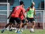 Pemain-Persebaya-menjalani-latihan-2512024.jpg