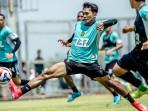 Pemain-Persebaya-menjalani-latihan-di-Lapangan-ABC-Kompleks-Stadion-GBT.jpg
