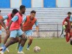Pemain-Persela-Lamongan-intens-menggelar-latihan.jpg