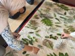 Pembuatan-ecoprint-yang-dilakukan-oleh-ISIK-di-Whyndam-Hotel.jpg