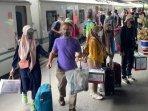 Pemudik-saat-tiba-di-Stasiun-Gubeng-Surabaya.jpg