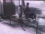 Pencuri-besi-terekam-cctv.jpg