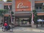 Pengendara-melintas-di-depan-Hotel-Patria-Family.jpg