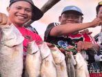 Penghobi-mancing-menunjukkan-ikan-kakap-putih.jpg