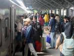 Penumpang-menunggu-kedatangan-kereta-di-Stasiun-Surabaya-Gubeng-13102025jpg.jpg