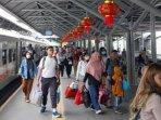 Penumpang-saat-memadati-Stasiun-Gubeng-Surabaya.jpg