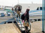 Penumpang-turun-dari-Kapal-Express-Bahari-di-Pelabuhan-Gresik-Jawa-Timur.jpg