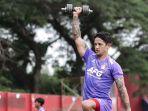 Penyerang-Persik-Kediri-Irfan-Bahcdim-saat-jalani-latihan-di-Kediri.jpg