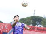 Penyerang-persik-kedirio-Irfan-Bachdim-saat-latihan.jpg