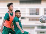 Penyerang-sayap-Persebaya-Ahmad-Noviandani-kanan-saat-menjalani-latihan.jpg