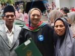 Perjuangan-Sutarwo-Petani-Asal-Tegal-Kuliahkan-Anak-di-UNJ-Mata-Berkaca-kaca-saat-Hadir-Wisuda.jpg