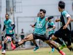 Persiapan-jelang-menghadapi-Persija-Jakarta-Sabtu-18102025-malam.jpg