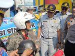 Personel-Satlantas-Polres-Tulungagung-memberikan-helm-SNI-kepada-pemotor.jpg