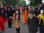 Pertunjukan-seni-dongkrek-yang-digelar-oleh-Relawan-Jatim-Beragam-Madiun-Raya.jpg