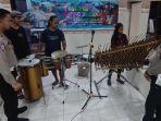 Peserta-Festival-Musik-Jalanan-tengah-unjuk-kebolehan-Kamis-2262023.jpg