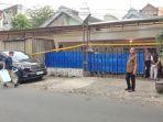 Petugas-Bidlabfor-Polda-Jatim-saat-datang-ke-lokasi-penggerebekan-rumah.jpg