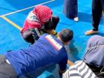 Petugas-Damkar-Tuban-saat-mengevakuasi-kaki-balita-dari-lubang-tiang-net-voli.jpg
