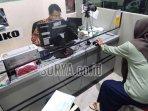 Petugas-Kantor-Imigrasi-Blitar-melayani-pembuatan-paspor.jpg