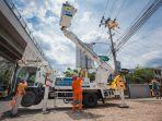 Petugas-PLN-sedang-melakukan-perbaikan-jaringan-listrik.jpg