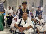 Petugas-PPIH-membantu-mendorong-kursi-roda-jemaah-haji-2024-lansia.jpg