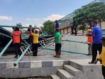 Petugas-gabungan-membersihkan-reruntuhan-material-atap-Stadion-Gelora-Penataran-Blitar-Jatim.jpg