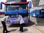 Petugas-melakukan-ramp-check-bus-yang-baru-masuk-di-Terminal-Tipe-A-Patria-Blitar.jpg