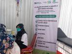 Petugas-sedang-memberikan-layanan-pemeriksaan-dan-pengobatan-gratis.jpg
