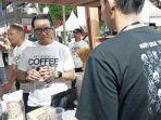 Pj-Bupati-Tulungagung-Heru-Suseno-mencoba-kopi-Sendang-di-Tulungagung-Coffee-Fest.jpg