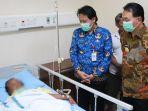 Pjs-Bupati-Blitar-Jumadi-menjenguk-satu-warga-luka-dampak-bencana-angin-kencang.jpg