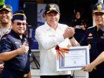 Plt-Bupati-Sidoarjo-Subandi-saat-menerima-penghargaan-dalam-pengelolaan-DBHCHT-terbaik.jpg