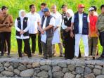 Plt-Kepala-Dinas-PU-SDA-Provinsi-Jatim-I-Nyoman-Gunadi-saat-mendampingi-Gubernur-Khofifah.jpg