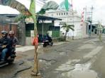Pohon-pisang-ditanam-di-tengah-jalan-Desa-Ngunut-Tulungagung-Jatim.jpg