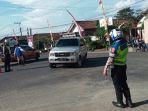 Polisi-Tulungagung-mengatur-lalu-lintas-di-simpang-tiga-Besuki.jpg
