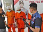 Polisi-menunjukkan-para-tersangka-dan-barang-bukti-kasus-asusila.jpg