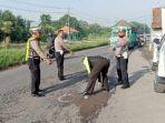 Polisi-saat-melakukan-olah-TKP-dalam-peristiwa-tabrak-lari-yang-menewaskan-seorang-guru-di-Sidoarjo.jpg