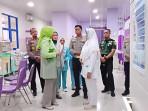 Polisi-saat-meminta-keterangan-korban-selamat-di-RS-Bina-Sehat-Jember-Jatim.jpg