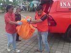 Polisi-saat-menitipkan-bagian-kepala-korban-mutilasi.jpg