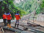 Proses-pembuatan-jembatan-darurat-di-Desa-Seboro-Kabupaten-Probolinggo.jpg
