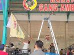 RM-Gang-Amboina-menurunkan-banner-tak-patuh-pajak.jpg