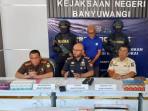ROKOK-ILEGAL-Jumpa-pers-kasus-penjualan-rokok-ilegal-oleh-warga-Banyu.jpg