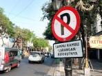 Rambu-larangan-parkir-dan-berhenti-terpasang-di-sepanjang-Jalan-Tunjungan-Surabaya.jpg