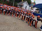 Ratusan-anak-TK-bersama-orang-tuanya-di-wilayah-Kecamatan-Tosari-terlihat-bahagia.jpg