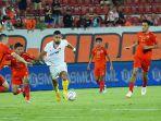 Renan-Silva-penyerang-Persik-Kediri-coba-melepaskan-diri-dari-kepungan-pemain-Persija-Jakarta.jpg