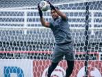 Persebaya Surabaya Resmi Kontrak Rendy Oscario sebagai Kiper Keempat, Dikenalkan Saat Launching TIm