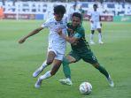 Reva-Adi-Utama-kanan-kapten-Persebaya-bisaraih-kemenangan-3-1-lawan-Arema-FC.jpg
