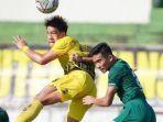 Rizky-Ridho-saat-berebut-bola-di-laga-Barito-vs-Persebaya.jpg