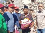 SALURKAN-BANTUAN-Kepala-DPMD-Sumenep-dan-Tim-Baznas-Pemkab-Sumen.jpg